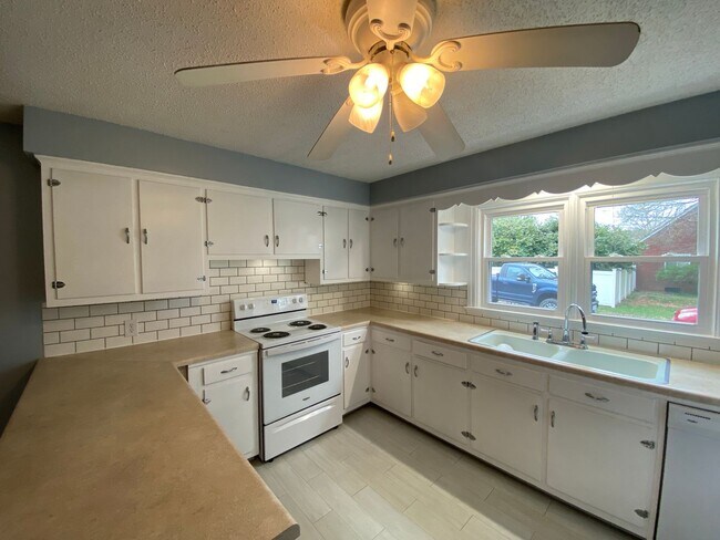 Building Photo - 4025 Robinhood Rd