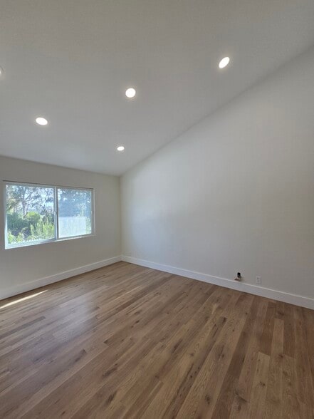 Building Photo - 245 Mesa Dr