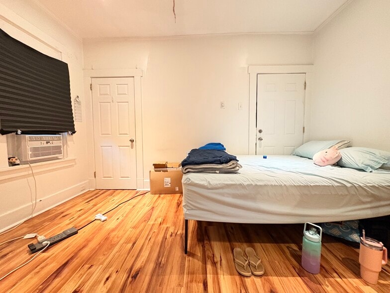 Building Photo - 5818 Hobart St