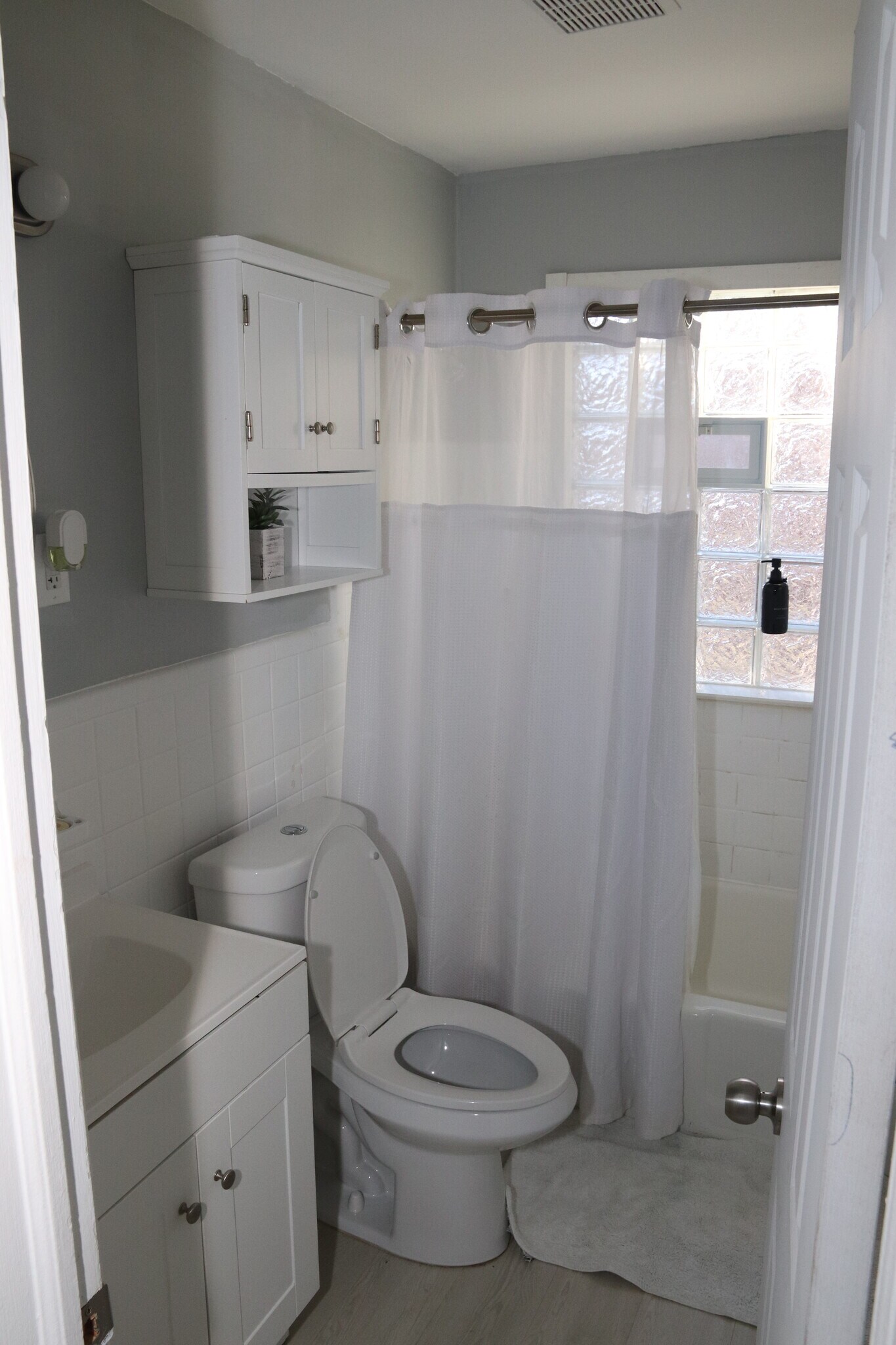 First floor bathroom - 19315 Roscommon St
