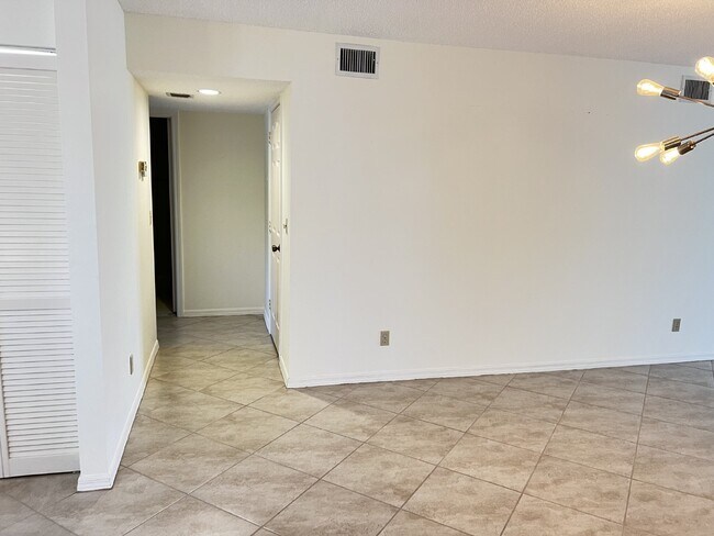 Building Photo - Great first floor Condo - Annual Lease