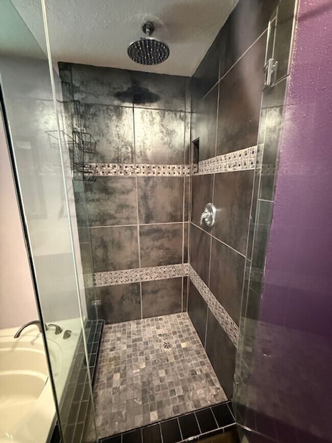 Building Photo - Beautiful NE Heights Neighborhood Executive style home with a Large back yard that has a full siz...