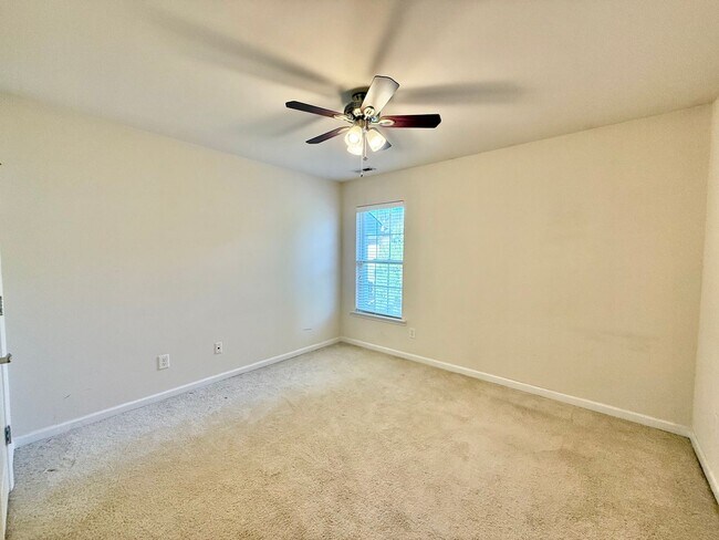 Building Photo - Charming 3BD, 2.5BA Raleigh Townhome with a Fenced Yard Near Shopping, Dining, Interstates, and R...