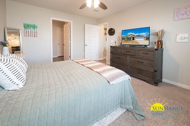 Building Photo - Stunning 4 Bedroom Home in Crestview! -Sol...