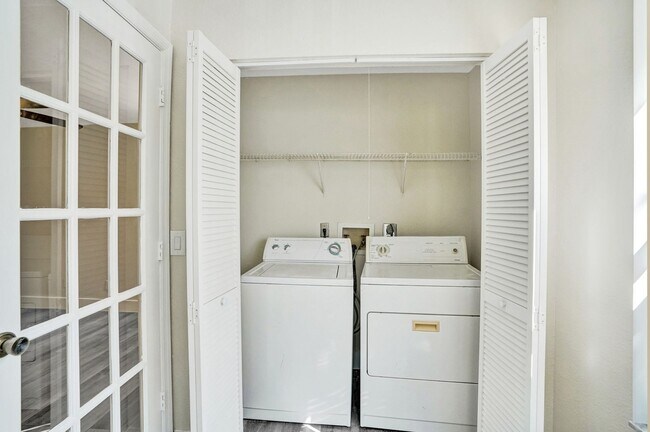 Building Photo - 2BED/1BATH renovated apartment ready to MO...