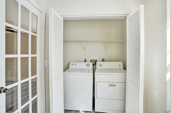 Building Photo - 2BED/1BATH renovated apartment ready to MOVE IN!