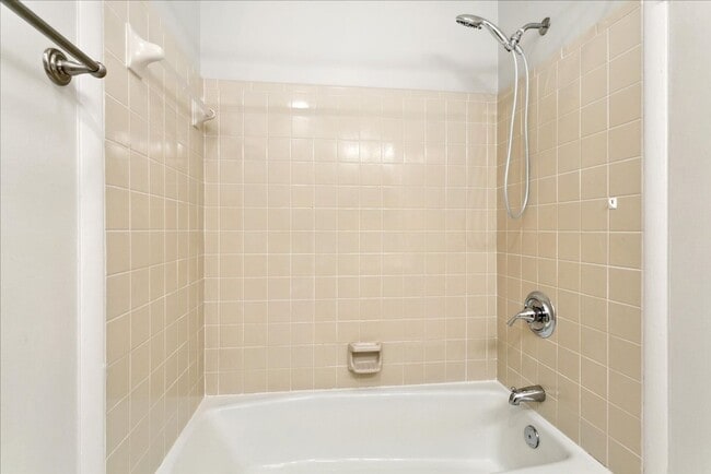 Building Photo - Bright 2 Bedroom Townhome in Williamsburg VA with Finished Lower Level & Private Balcony