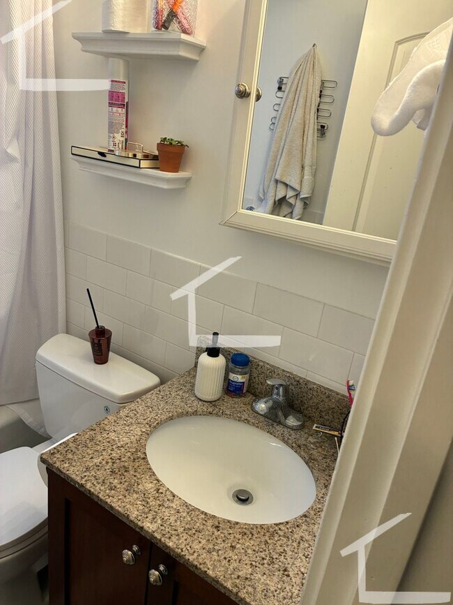 Building Photo - Nicely renovated 1 bed unit  near the Green Line