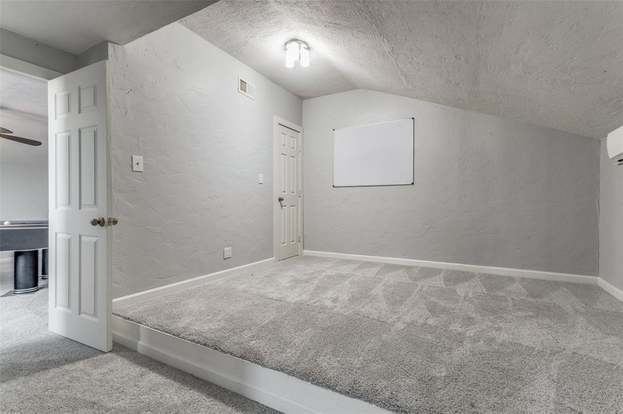 Building Photo - 4 Oakbrook Dr