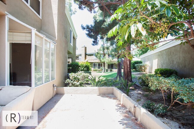 Building Photo - Fully Furnished 3be/3ba Home in Desirable ...