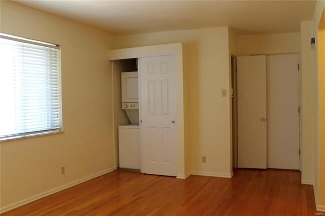 Building Photo - LOCATION!! LOCATION!!! This One bedroom/on...