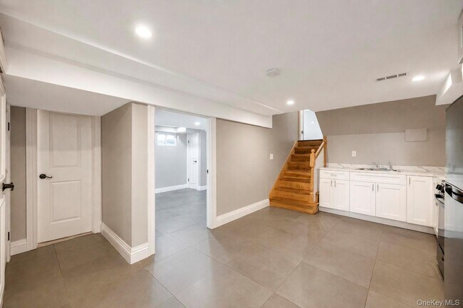Building Photo - 18 Catherwood Crescent