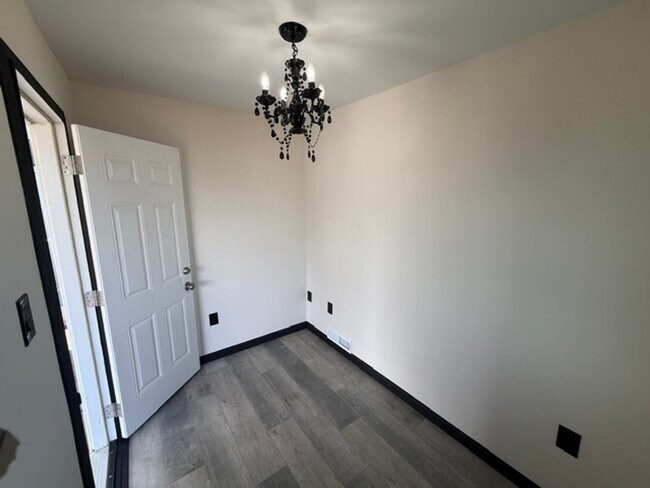 Building Photo - 143 Ladera Dr