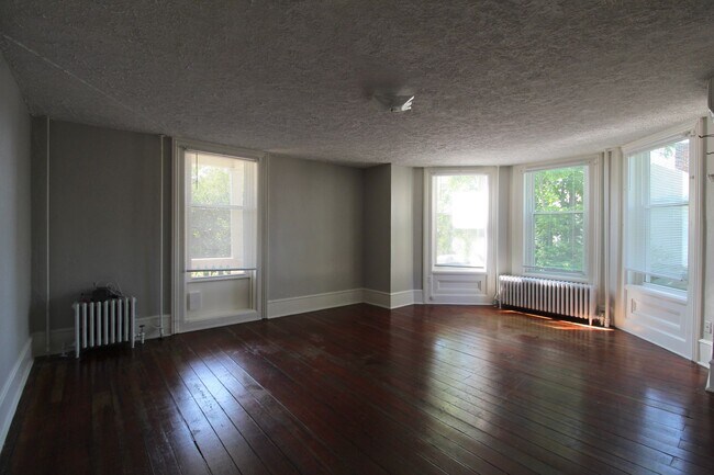 Building Photo - 1 bed, 1 bath apartment for rent in Downtown Harrisonburg!