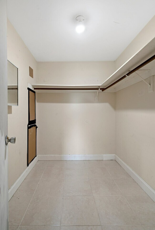 Building Photo - 9376 Manati St