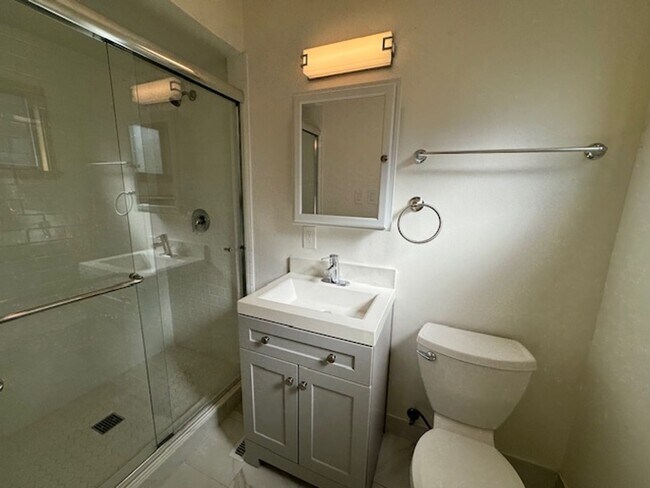 Building Photo - Wonderful 2 story home in Orinda