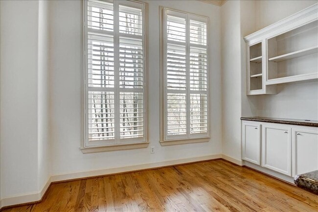 Building Photo - 2318 Welch St