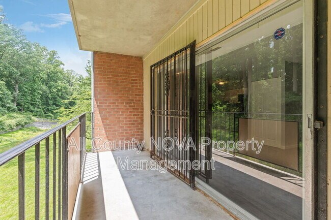 Building Photo - 2303 Olson St
