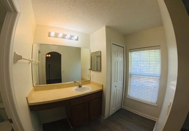 Building Photo - 515 Hopewell Dr