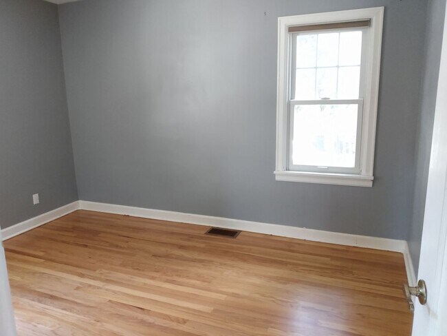 Building Photo - 1406 3rd Ave