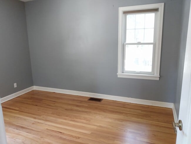 Building Photo - SUPER CUTE 3 BED/2 BATH BUNGALOW IN OLD TO...