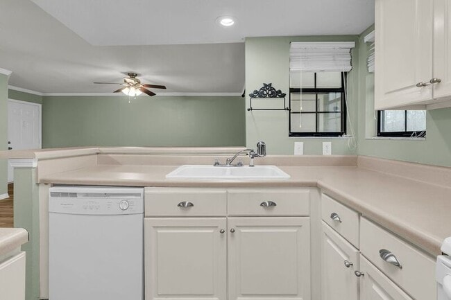 Building Photo - 1850 Montclair Dr