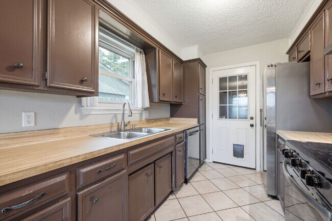 Building Photo - Charming 3 Bedroom Home near Schools and Rec Center