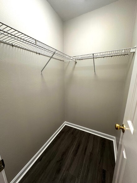 Building Photo - 896 Silvercrest Dr