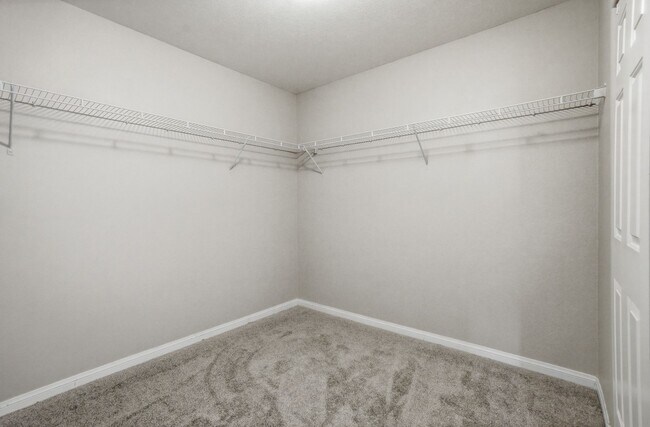 Building Photo - 4 Bedroom House in a Northeast Gated Community