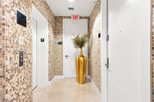 Building Photo - 15811 Collins Ave