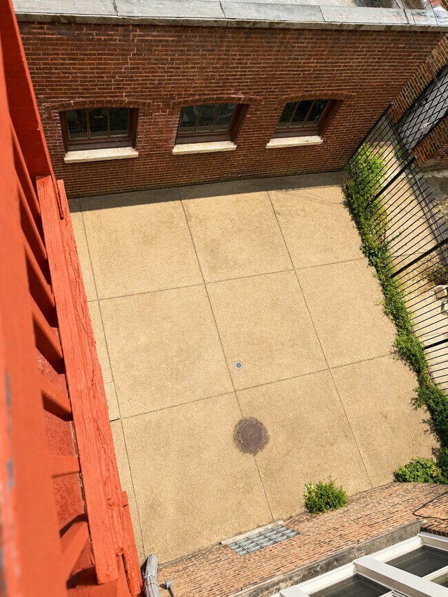 Building Photo - 7943 S Vernon Ave
