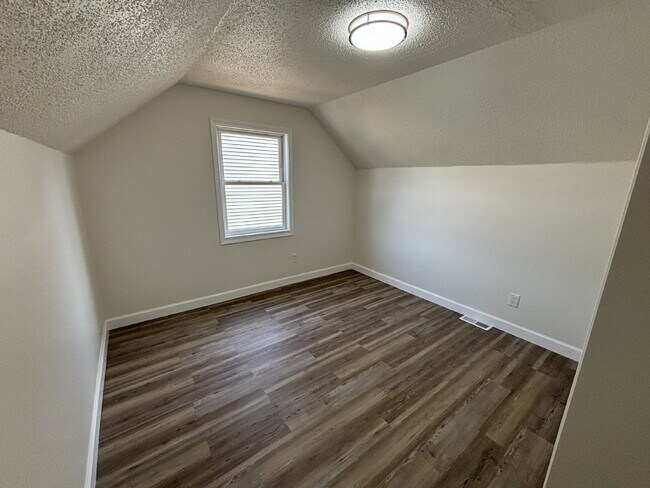 Building Photo - "Spacious 5-Bed Oasis with 2 Baths in Gary...