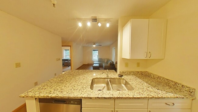 Building Photo - 4 Bedroom, 2 Bathroom