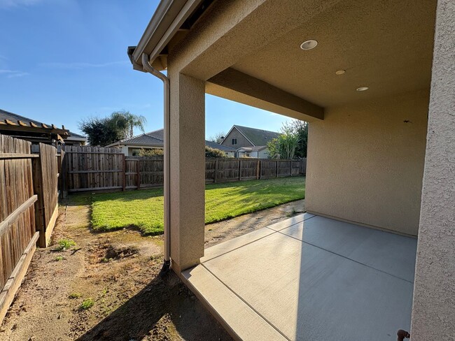 Building Photo - NW Visalia Home Near Shopping Center Available Now!