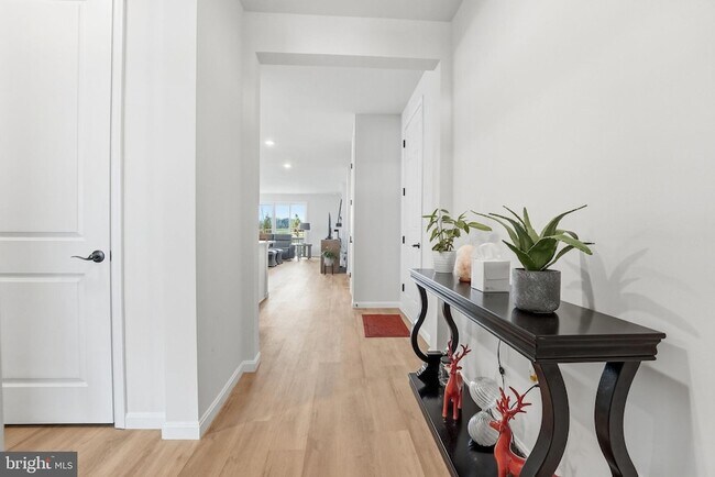 Building Photo - 615 Clover Ln