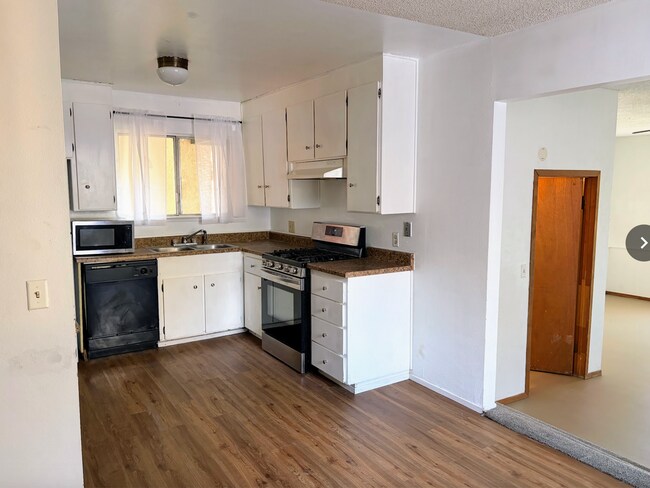 Kitchen adjacent to family room and laundry room - 170 Westelle Dr