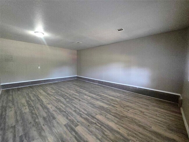Building Photo - 2500 SE 51st St