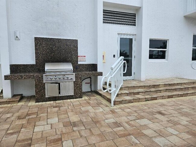 Building Photo - 511 Bayshore Dr