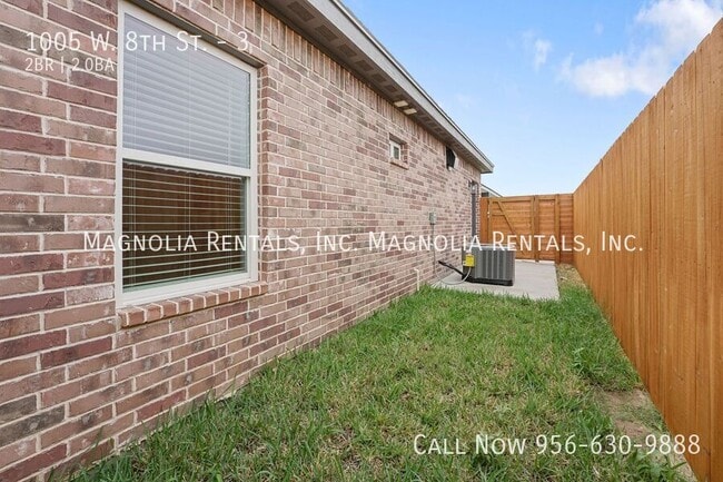 Building Photo - 1005 W 8th St