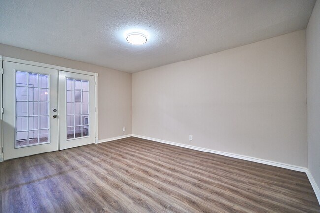 Building Photo - 10818 Briar Forest Dr