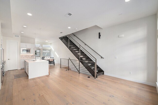 Building Photo - Spacious 3-Bedroom Townhome in the Heart o...