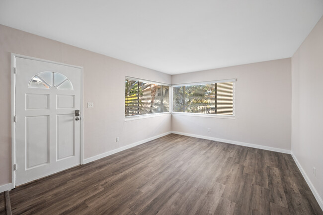 Building Photo - Newly Remodeled  Pacific Beach Condo Now A...