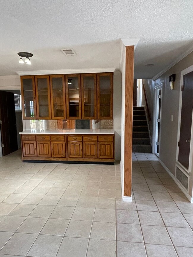 Building Photo - Split level home in West Lampasas