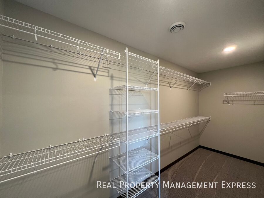 Building Photo - 3 Bed 2 Bath Townhome w/ Double Garage in Southeast SF