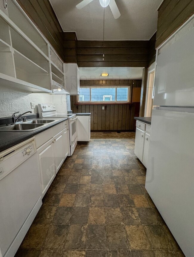 Building Photo - PET FRIENDLY 1 BEDROOM UNIT. INCLUDES UTILITIES AND STORAGE