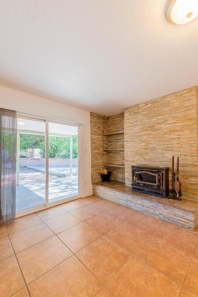 Building Photo - 7113 Welton Dr NE