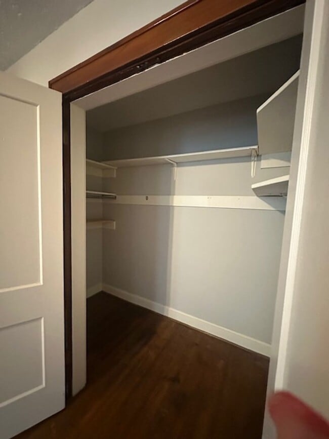 Building Photo - Large Grandview 1 Bedroom.