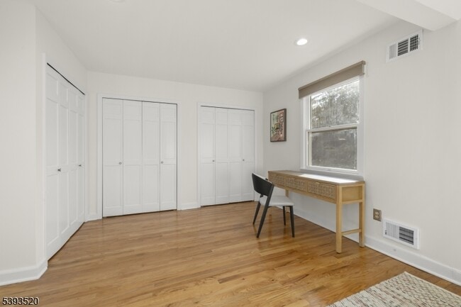 Building Photo - 4 Meadowbrook Rd