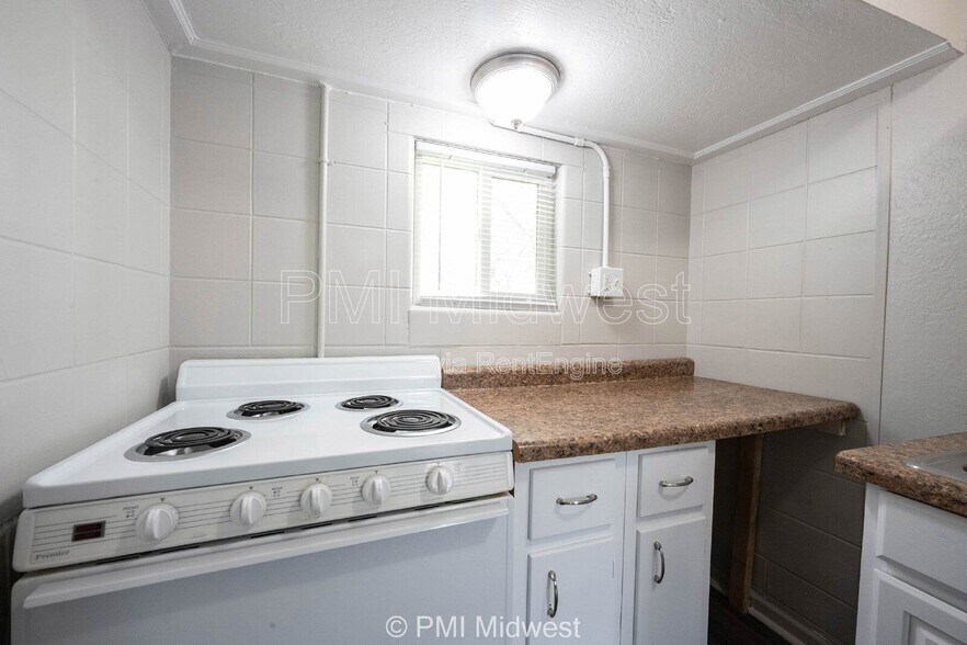 Building Photo - 2142 W US Hwy 40