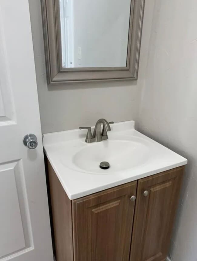 Building Photo - 3 bedroom/2 bath house